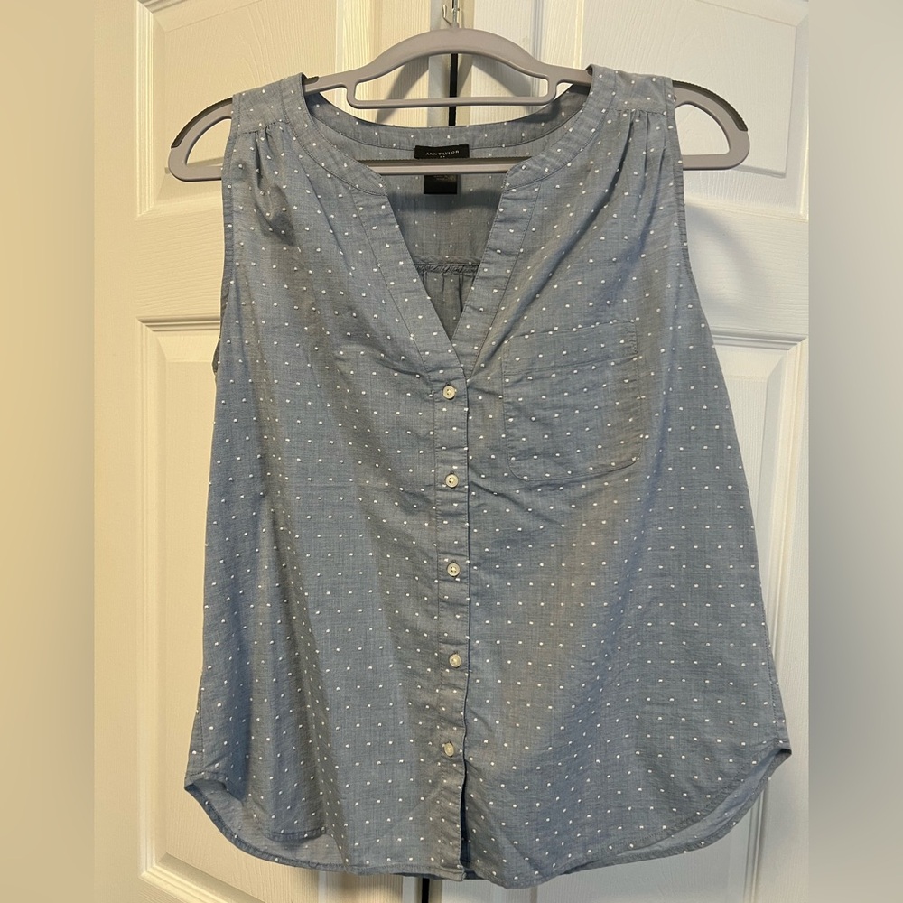 EUC Lightweight Ann Taylor Blue White Polka Dot Sleeveless Button-Up Blouse M